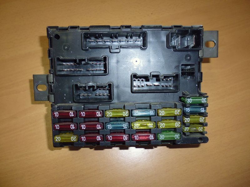 Centralina portafusibili 46776086 A223 per Lancia Lybra, usata.