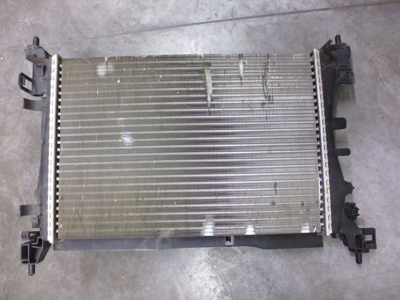 Radiatore raffreddamento motore Fiat Grande Punto 1.2 8V del 2009.