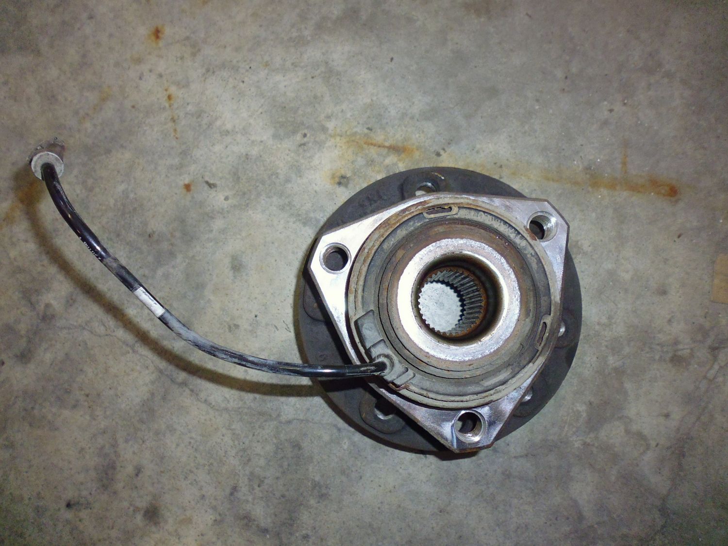 Mozzo ruota anteriore completo di cuscinetto e sensore ABS per Opel Astra H, usato.