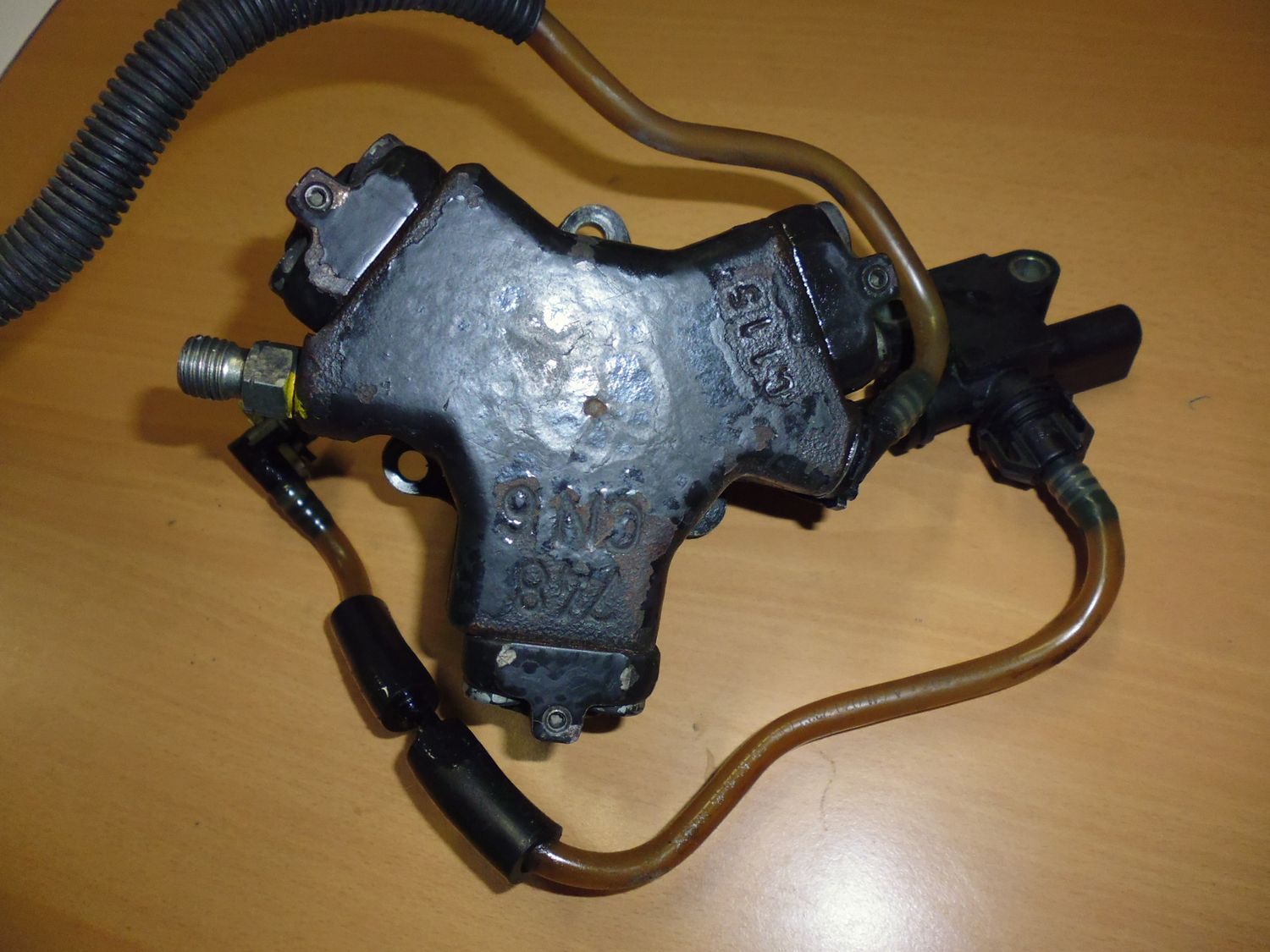 Pompa gasolio common rail Bosch 0986437013 per motori Mercedes 270 CDI, usata.