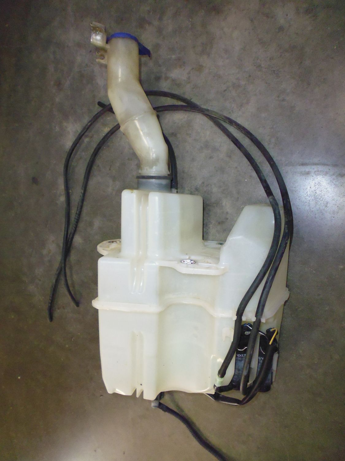 Vaschetta liquido tergicristalli con pompe per Volvo V70 D5 del 2002 usata. Vaschetta liquido tergicristalli con pompe per Volvo V70 D5 del 2002 usata.