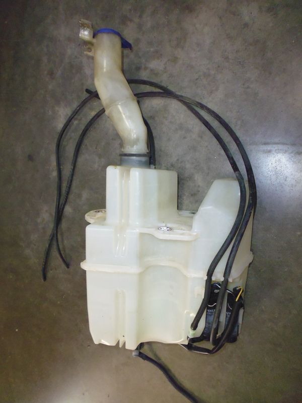 Vaschetta liquido tergicristalli con pompe per Volvo V70 D5 del 2002 usata.
