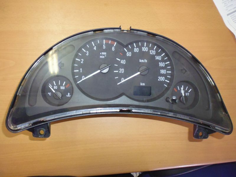 Quadro strumenti per Opel Corsa C 1.7 DTI codici 88311302 110008988003 09166808FB, usato.