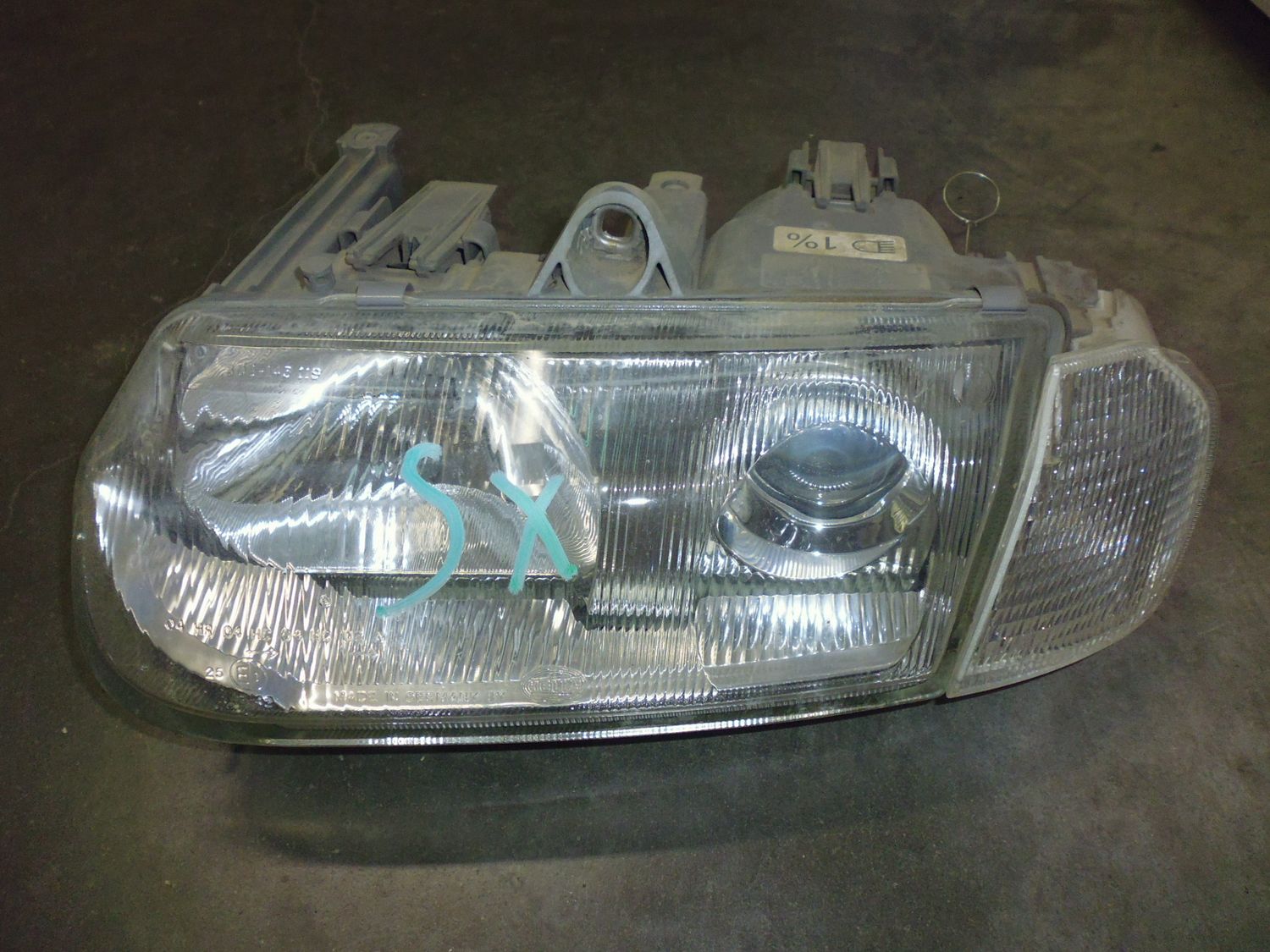 Faro fanale lenticolare anteriore sinistro con freccia per ALfa Romeo 146, usato.