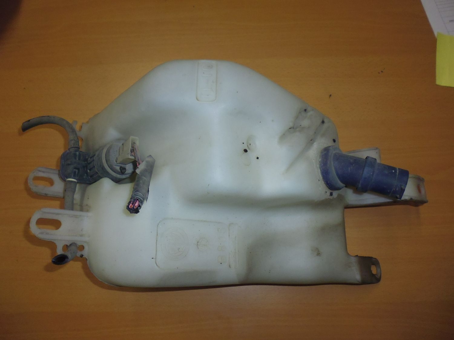 Vaschetta liquido tergicristallo completa di pompa per alfa 147 2.0 JTD del 2004 usata. Vaschetta liquido tergicristallo completa di pompa per alfa 147 2.0 JTD del 2004 usata.