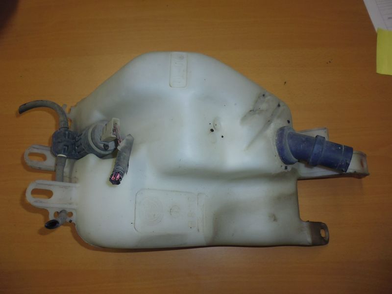 Vaschetta liquido tergicristallo completa di pompa per alfa 147 2.0 JTD del 2004 usata.