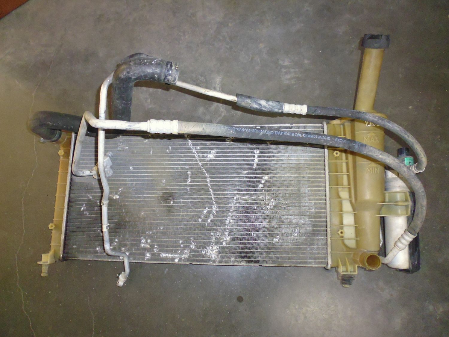 Radiatore raffreddamento motore con radiatore aria condizionata per Fiat Punto 188 1.2. Usato.