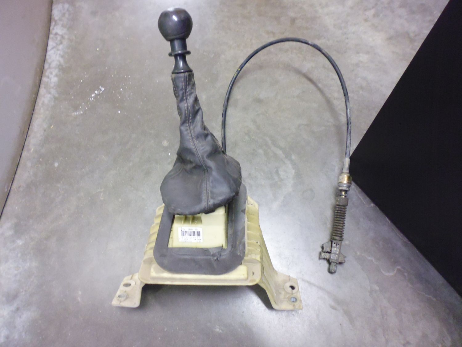 Leva cambio con pomello cuffia e 1 corda per Fiat Punto 188, usata.