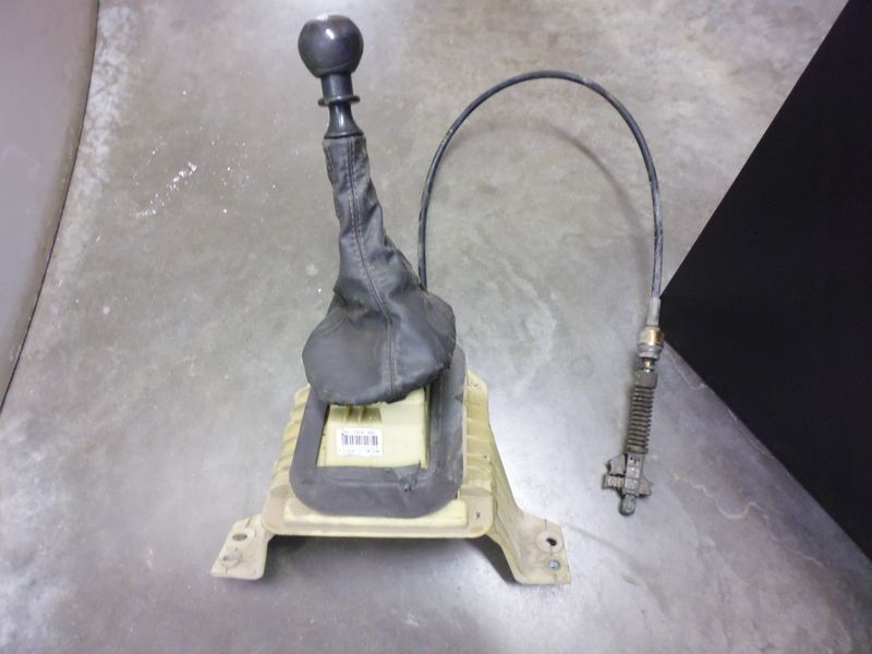 Leva cambio con pomello cuffia e 1 corda per Fiat Punto 188, usata.