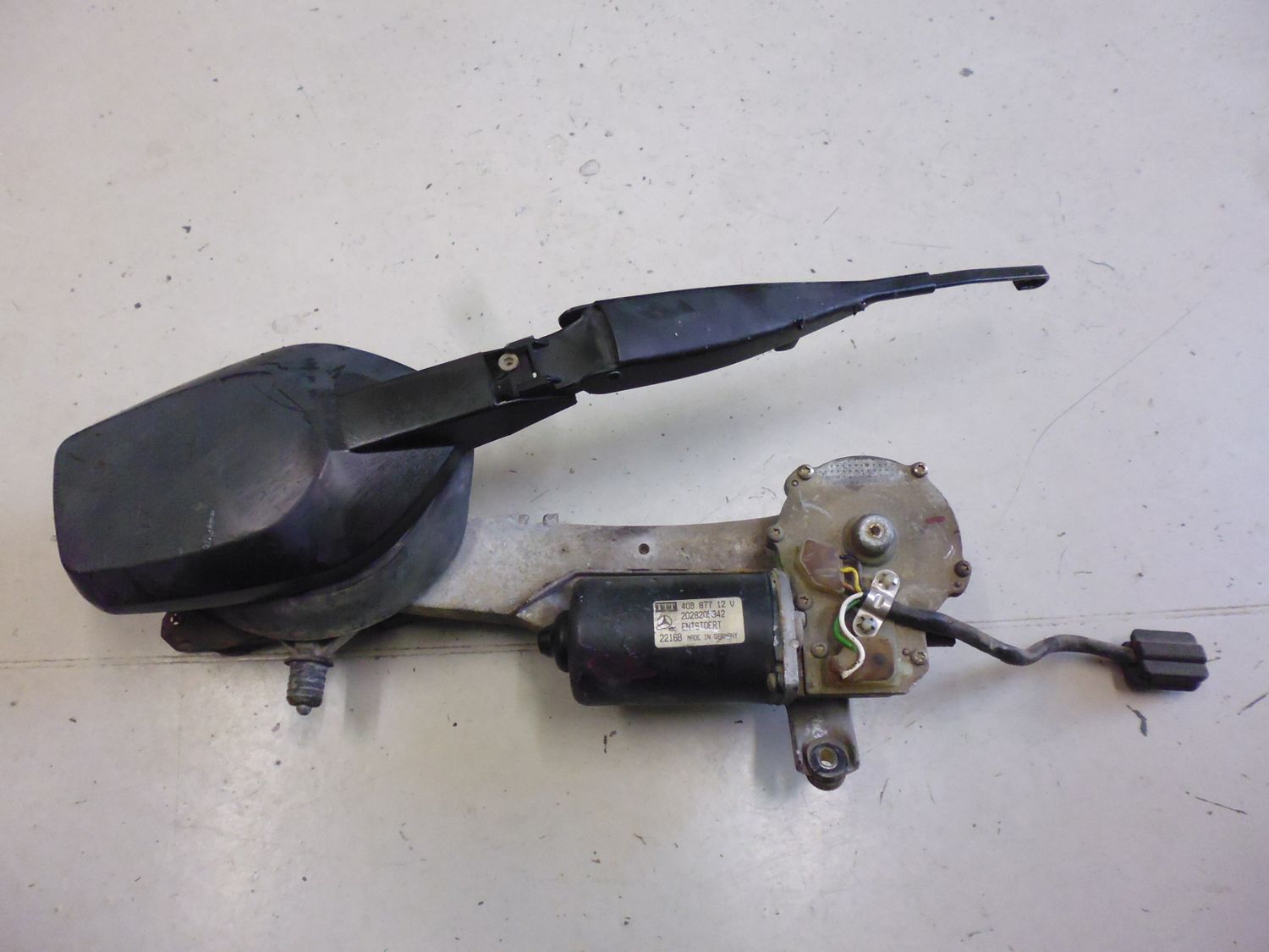 tergicristallo anteriore braccio e motorino Mercede C180 serie W202 usato. tergicristallo anteriore braccio e motorino Mercede C180 serie W202 usato.