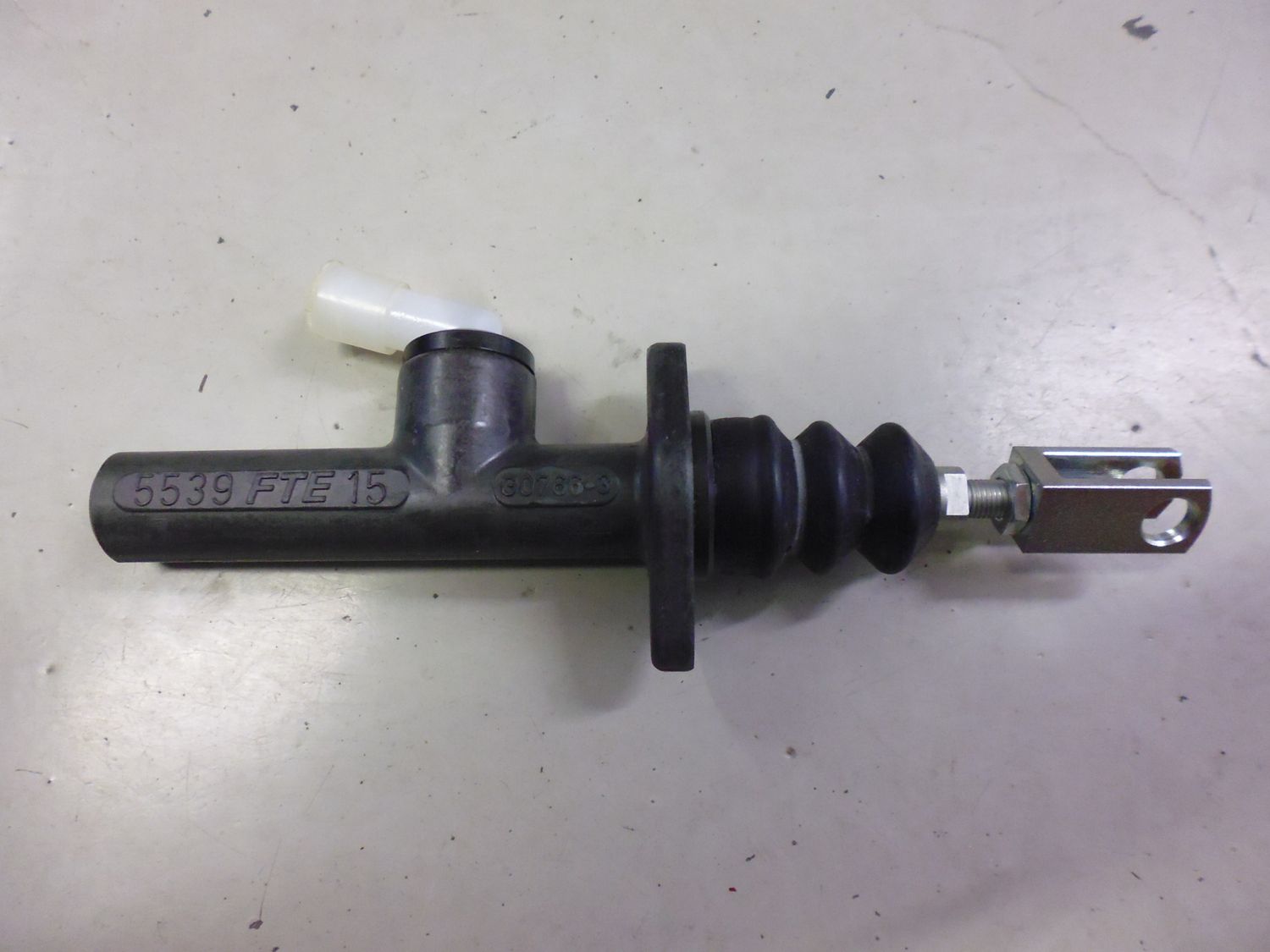 Cilindro maestro frizione originale Nissan 30610-D6201 per Nissan Atleon. Cilindro maestro frizione originale Nissan 30610-D6201 per Nissan Atleon.