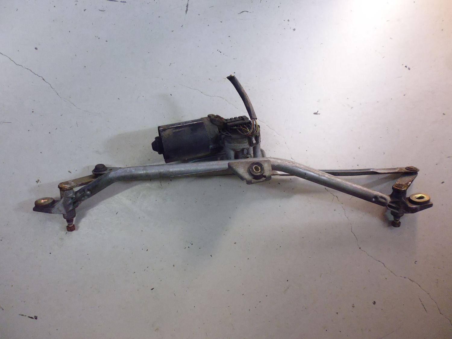 Motorino tergicristallo anteriore Audi A4 serie B5 dal 1994 al 1999 Motorino tergicristallo anteriore Audi A4 serie B5 dal 1994 al 1999