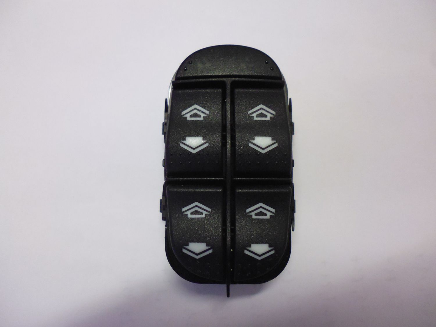 Pulsanti interruttori alzacristalli per Ford Focus prima serie porta anteriore sinistra. Pulsanti interruttori alzacristalli per Ford Focus prima serie porta anteriore sinistra.