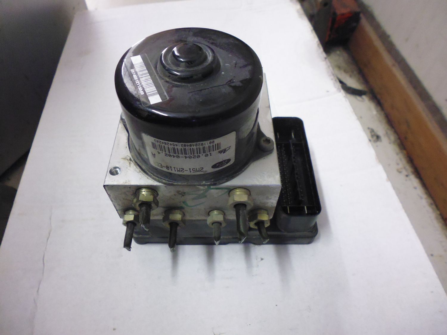 Centralina e pompa aggregato ABS Ford Focus prima serie usato. Centralina e pompa aggregato ABS Ford Focus prima serie usato.