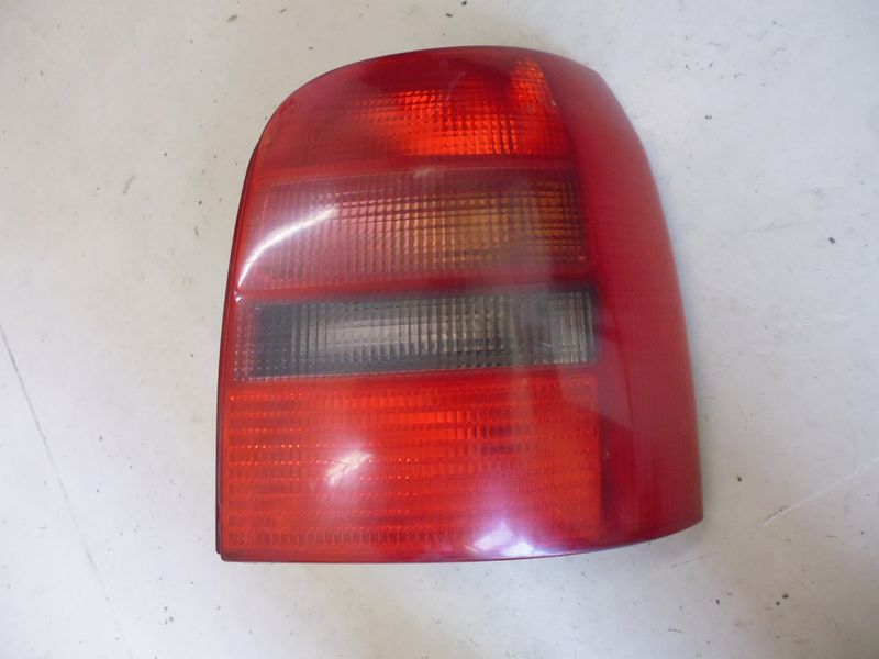 Faro fanale posteriore destro Audi A4 avant serie B5 dal 1994 al 1999.
