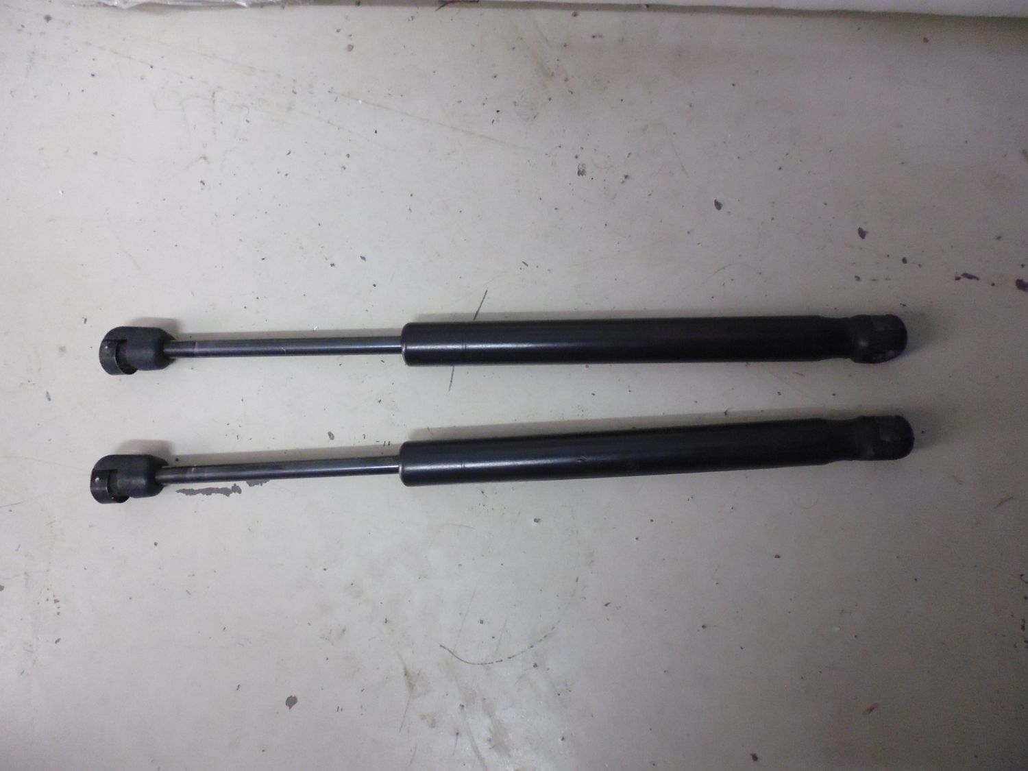 Ammortizzatori, molle a gas cofano anteriore Ssangyong Rexton.