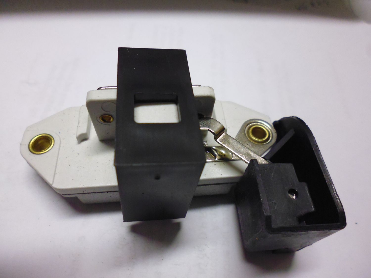 Regolatore tensione alternatore 12V marca MOBILETRON VR-F119 adatt. Marelli RTT119A.