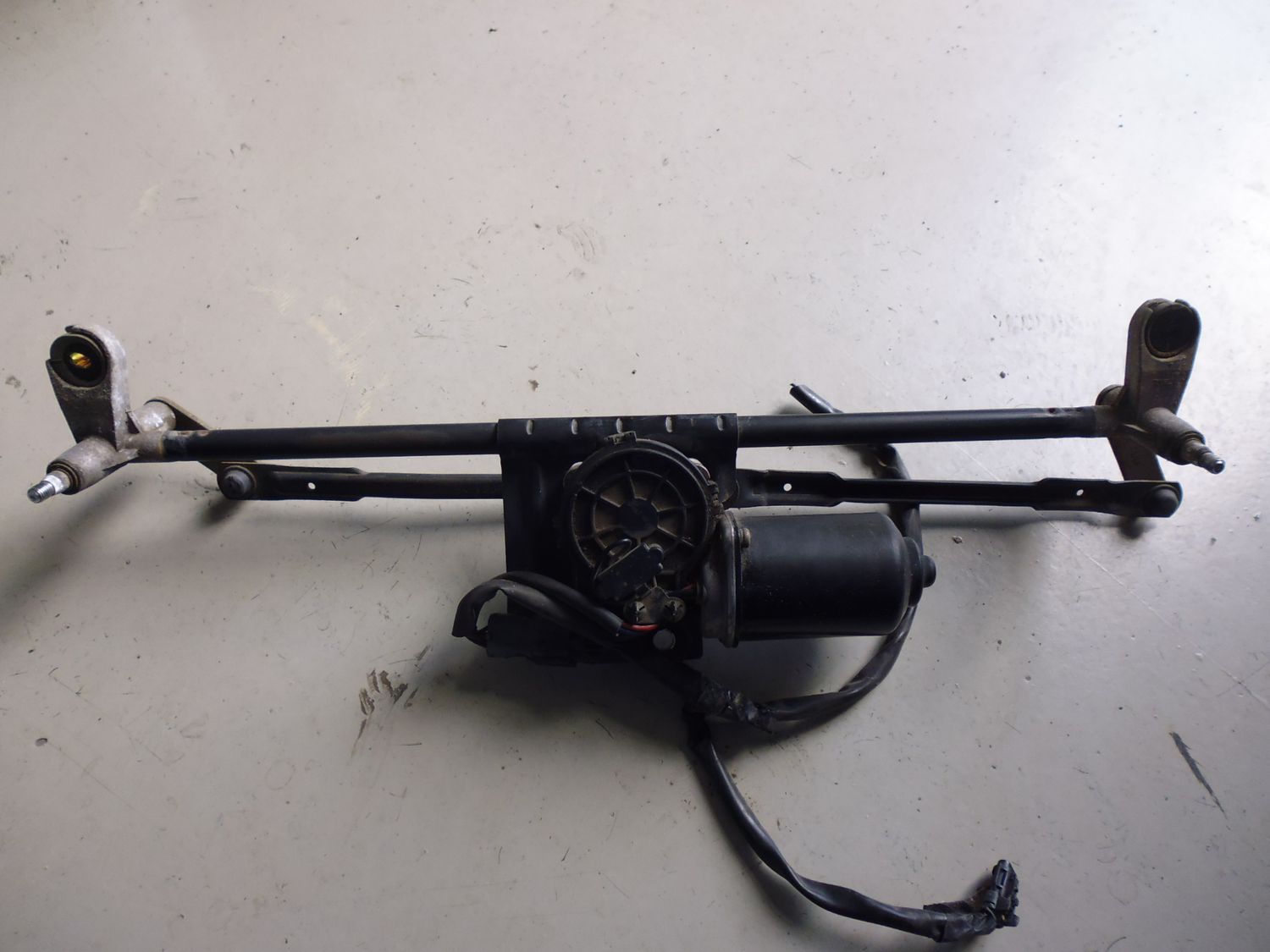 Motorino tergicristallo anteriore con tandem per Ssangyong Rexton originale usato.