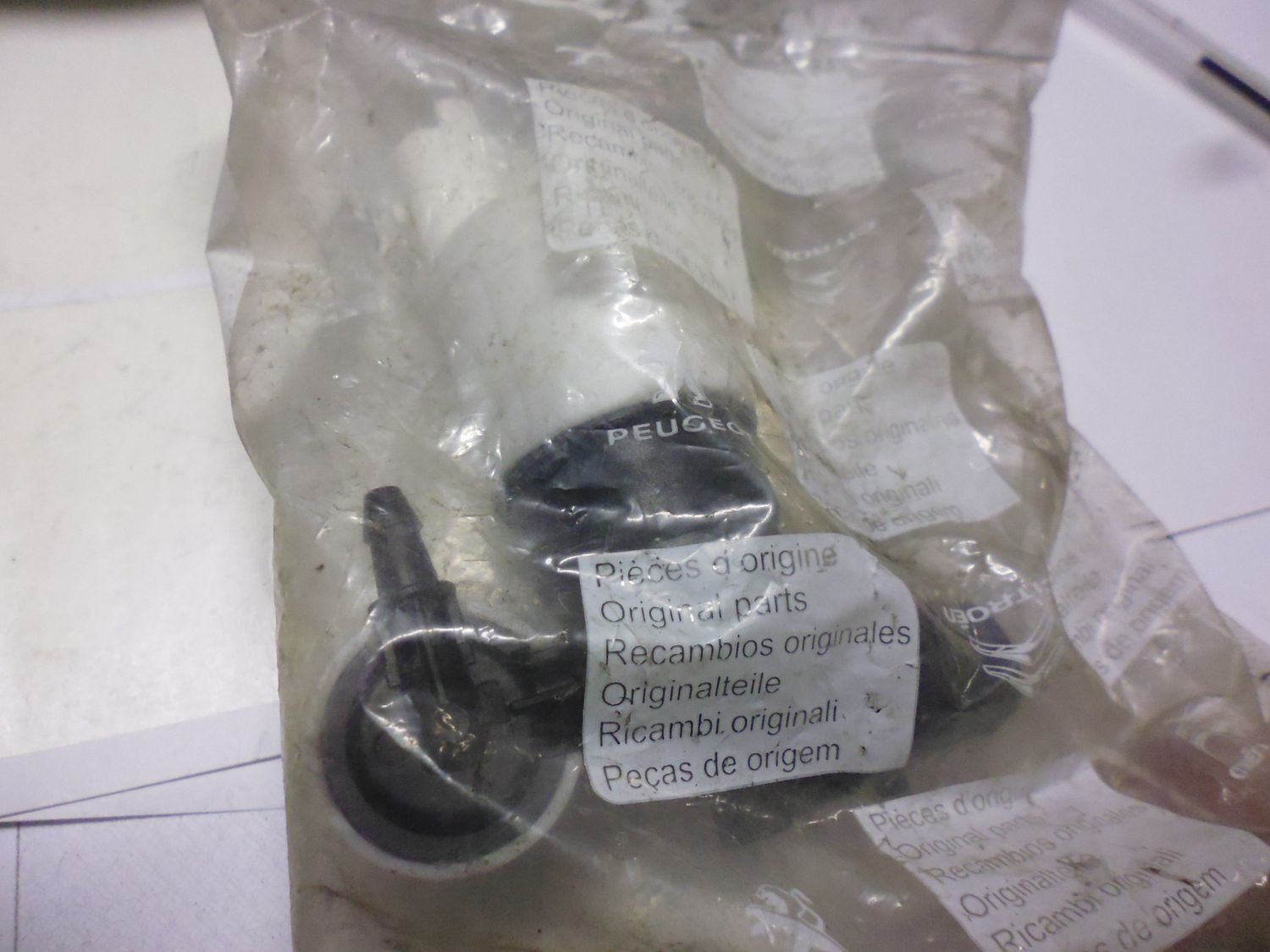 Pompa acqua tergicristallo Peugeot Citroen 643475. Pompa acqua tergicristallo Peugeot Citroen 643475.