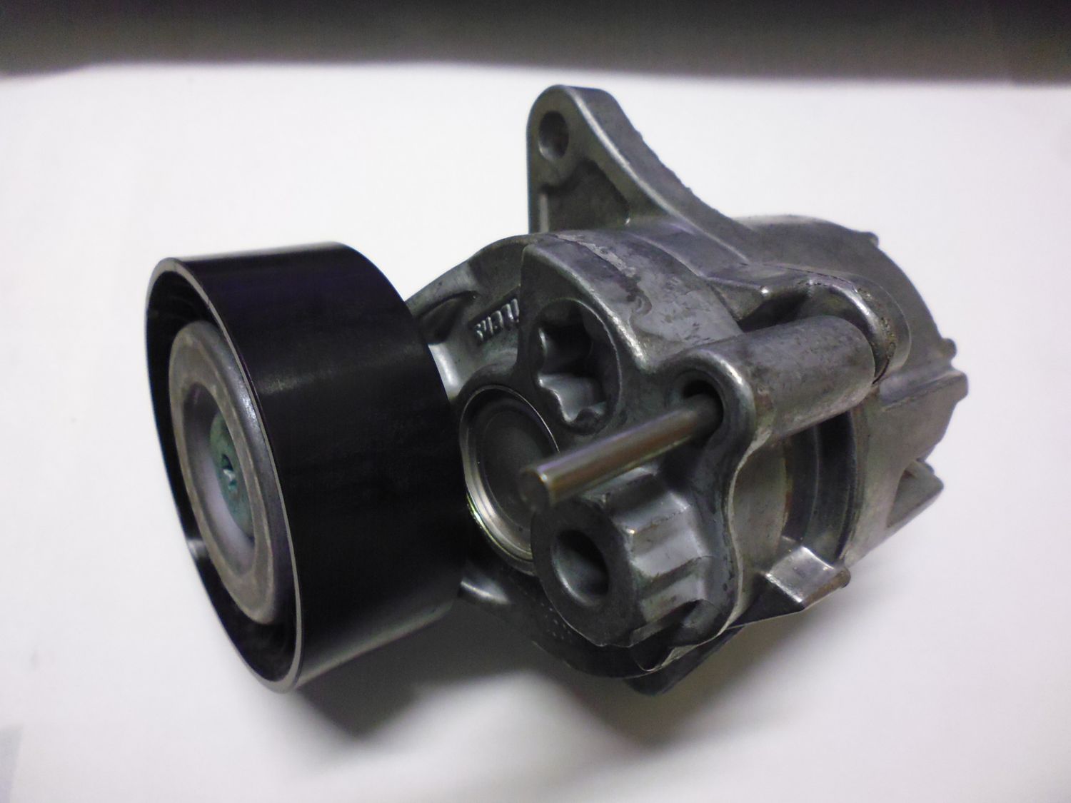 Tenditore cinghia servizi Mercedes A6462000570 nuovo.
