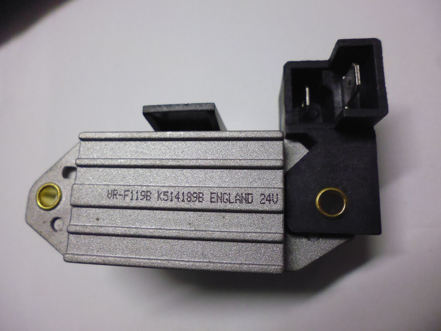 Regolatore tensione alternatore 24V marca MOBILETRON VR-F119B. Regolatore tensione alternatore 24V marca MOBILETRON VR-F119B.