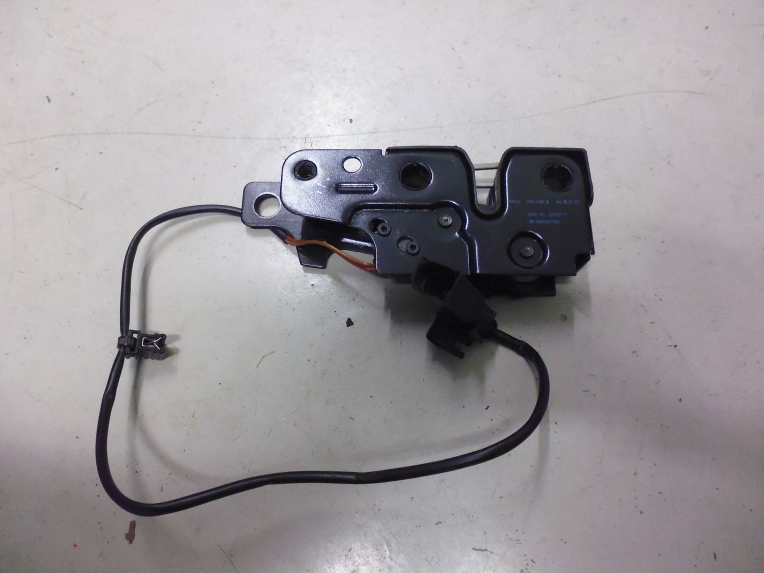 Serratura cofano motore Audi A3 modello 8P codice 8P0823509D.