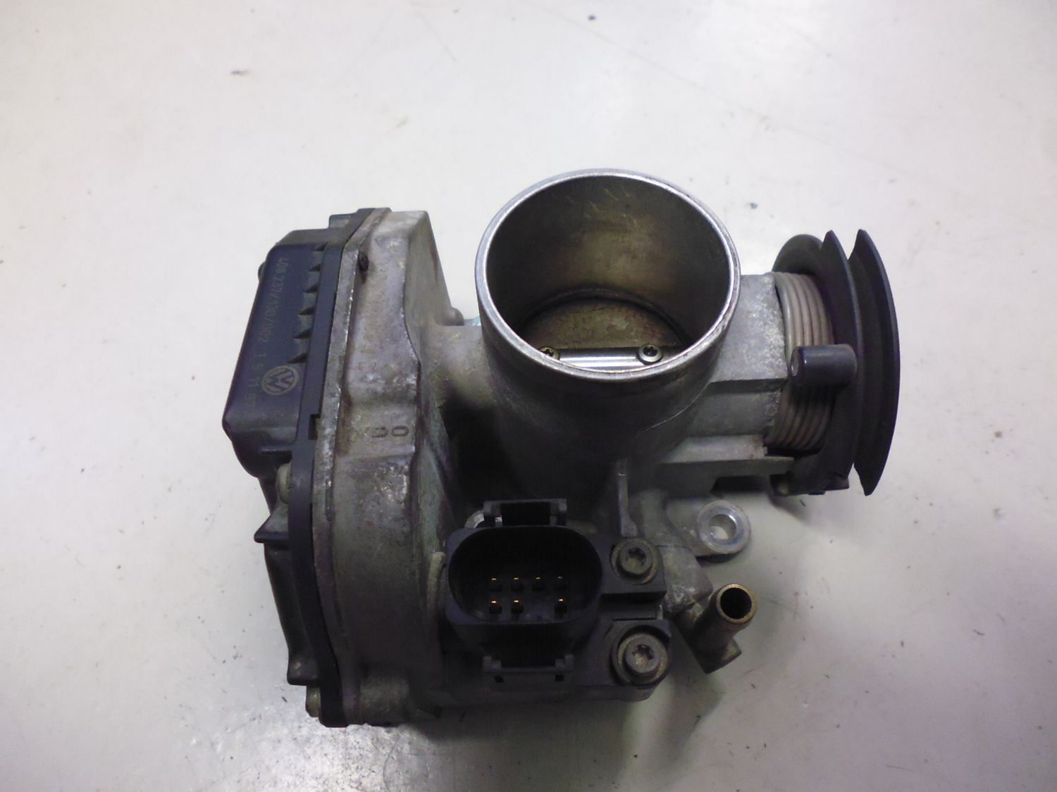 Corpo farfallato originale Volkswagen 408237/130/002 usato. Corpo farfallato originale Volkswagen 408237/130/002 usato.