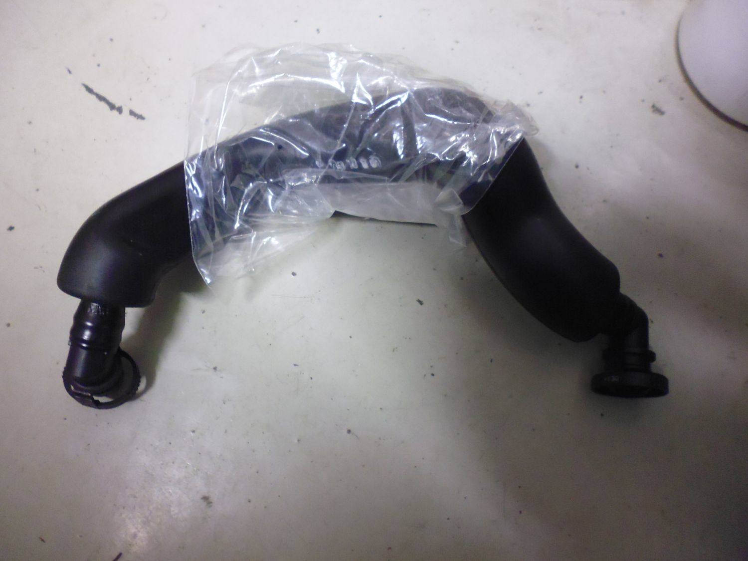 Condotto di disaerazione BMW 11617547185. Nuovo. Condotto di disaerazione BMW 11617547185. Nuovo.