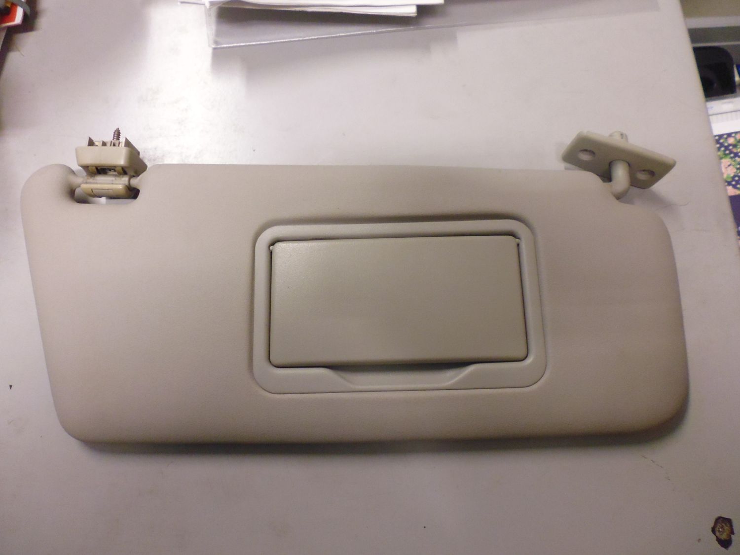 Pantina aletta parasole destra lato passeggero Mercedes classe A w168. Pantina aletta parasole destra lato passeggero Mercedes classe A w168.