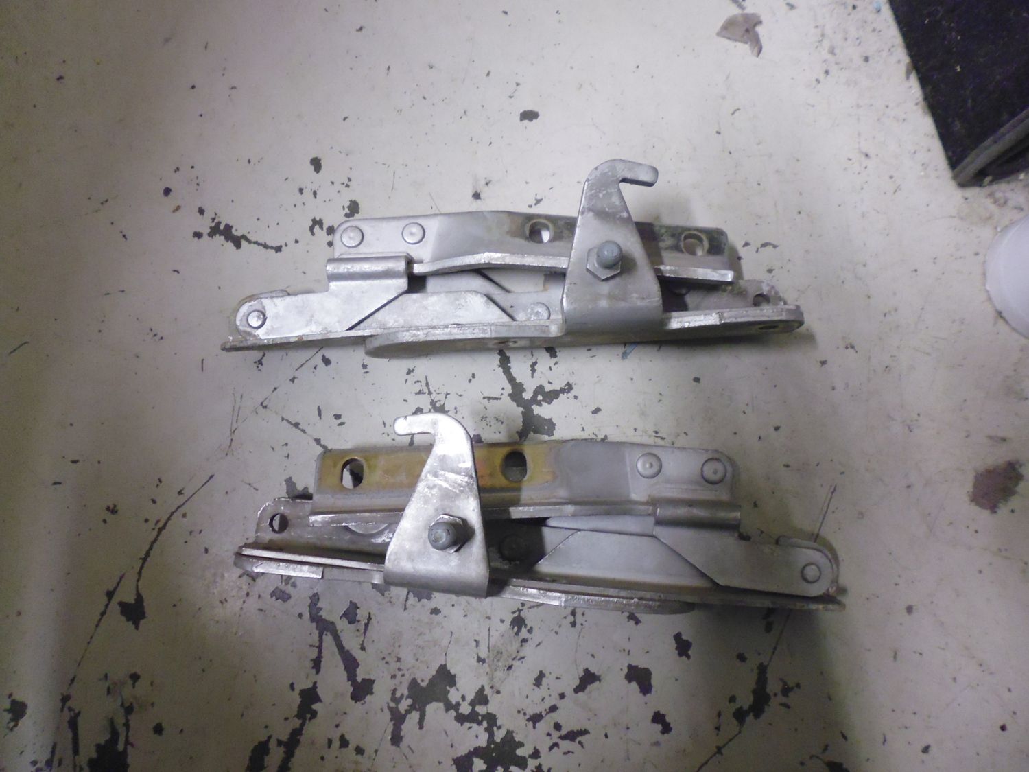 Cerniere cofano anteriore destra e sinistra Alfa Romeo 166 dal 1998 al 2004.