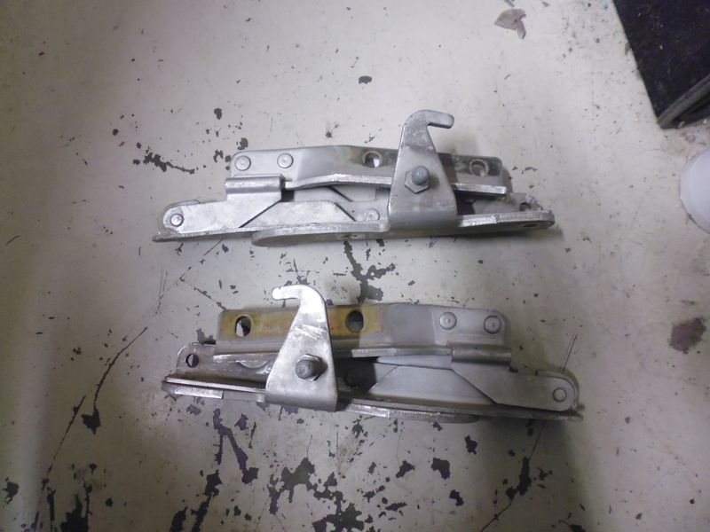 Cerniere cofano anteriore destra e sinistra Alfa Romeo 166 dal 1998 al 2004.