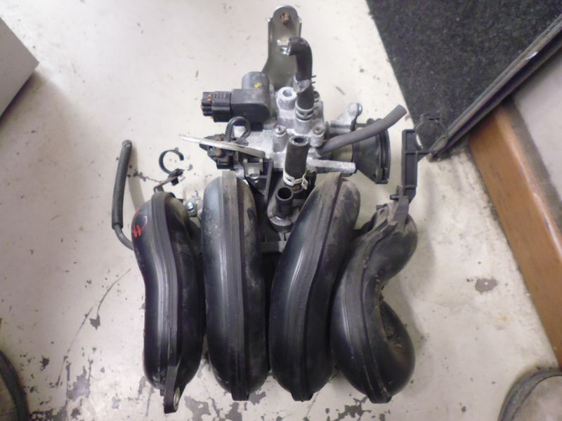Collettore aspirazione con corpo farfallato e sensori Daihatsu Terios del 2006.