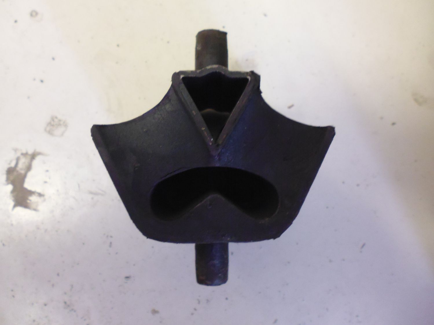 Supporto motore (anteriore) Audi Volkswagen 893199381B/C.
