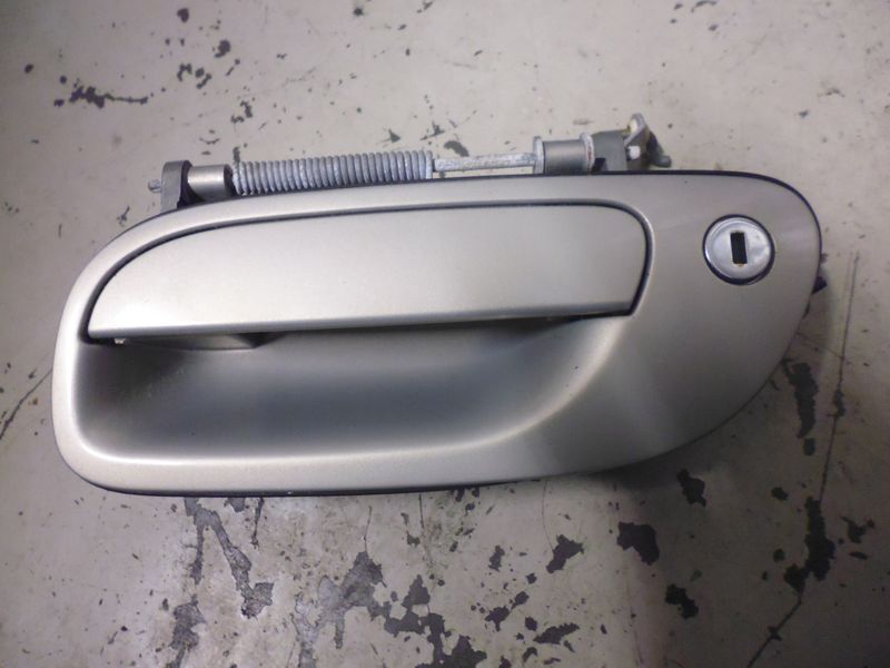 Maniglia esterna anteriore sinistra Volvo V70 del 2002.