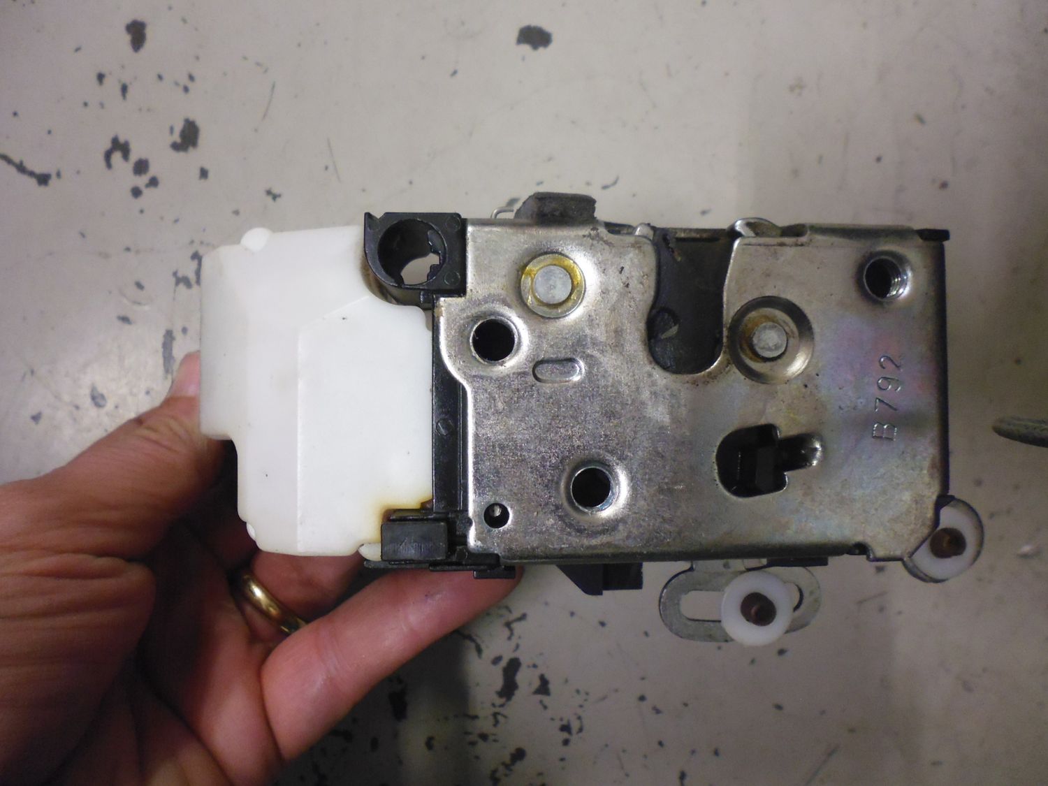 Serratura porta anteriore destra Alfa Romeo 147 codice B792