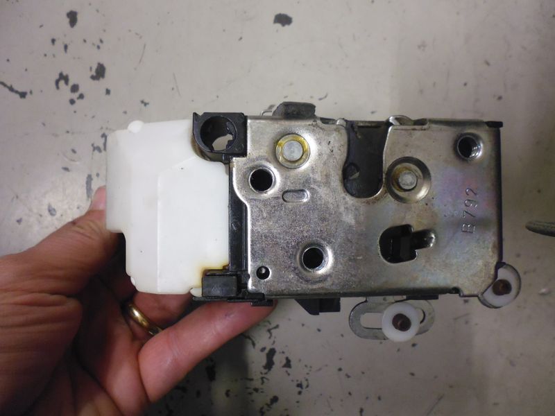Serratura porta anteriore destra Alfa Romeo 147 codice B792