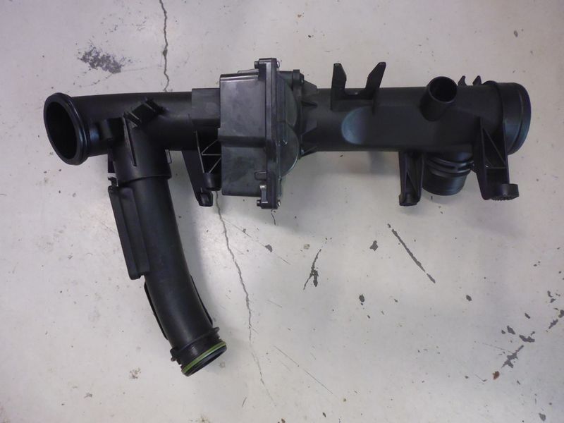 Corpo farfallato con sensore di pressione e tubazioni aspirazione Volkswagen 1.4 TSI. Usato.