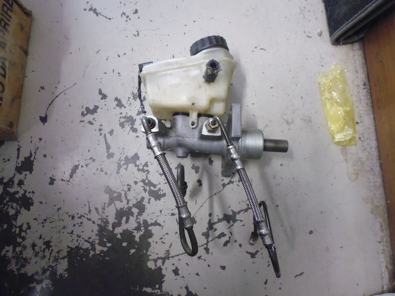 Pompa freni con vaschetta liquido per BMW 320i serie E46.