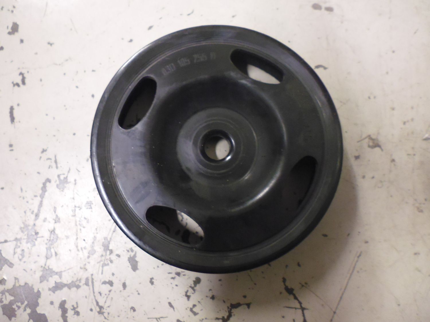 Puleggia albero motore Volkswagen Audi 03D105255D usata.