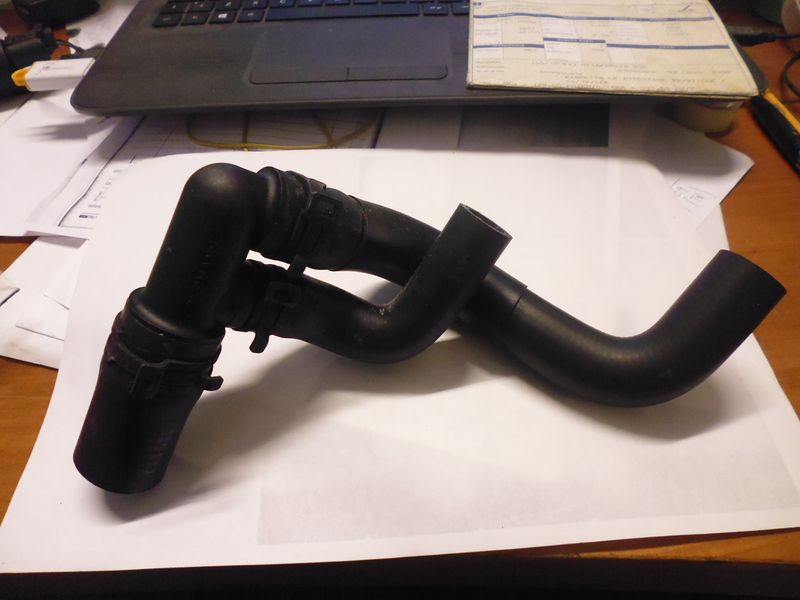 Raccordo tubi acqua raffreddamento Volkswagen 037122058A nuovo.