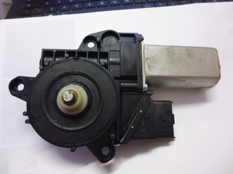 Motorino alzacristallo anteriore sinistro Fiat Croma del 2007.