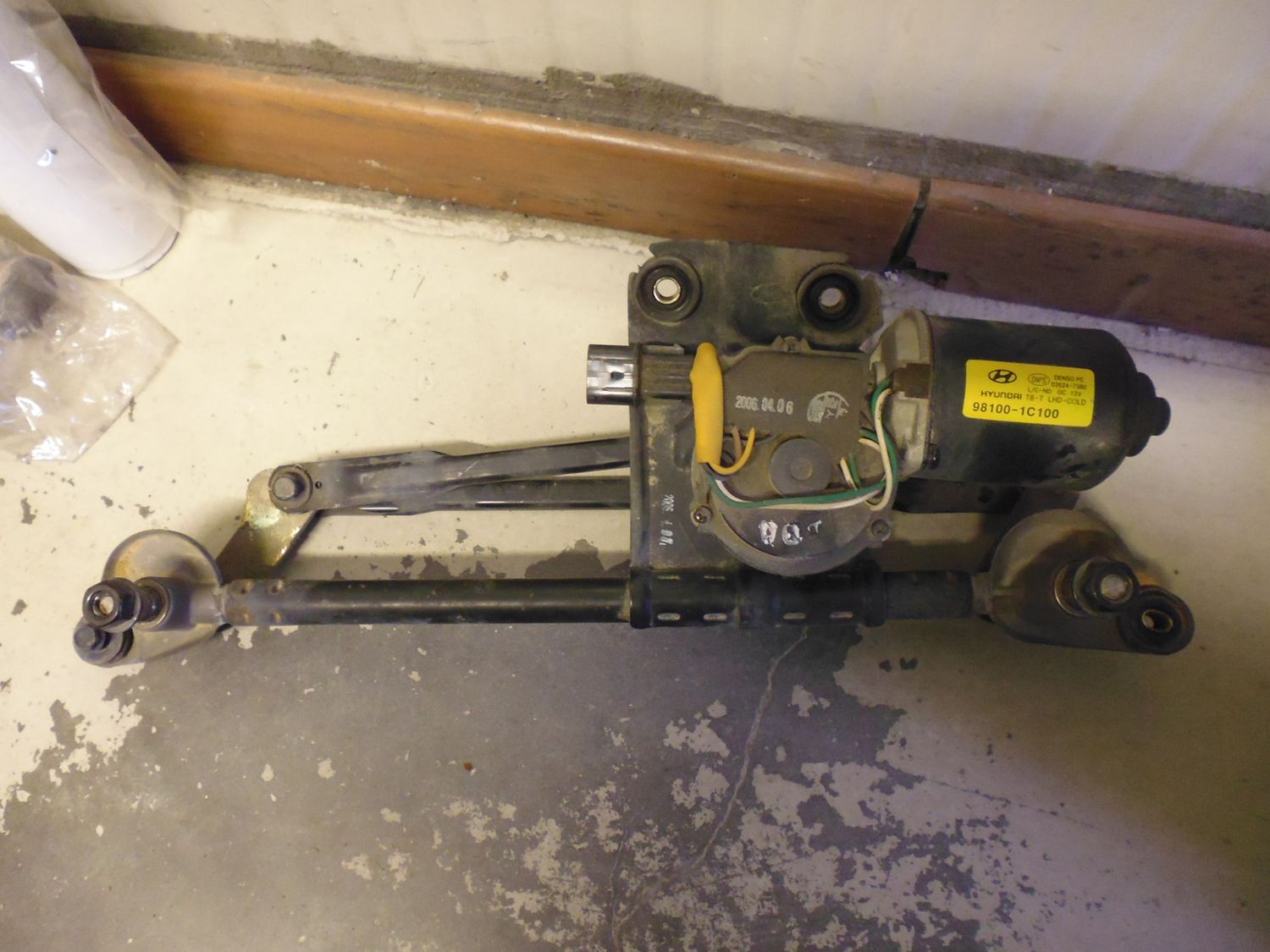 Motorino tergicristallo anteriore 98100-1C100 Hyundai Getz del 2006. Motorino tergicristallo anteriore 98100-1C100 Hyundai Getz del 2006.