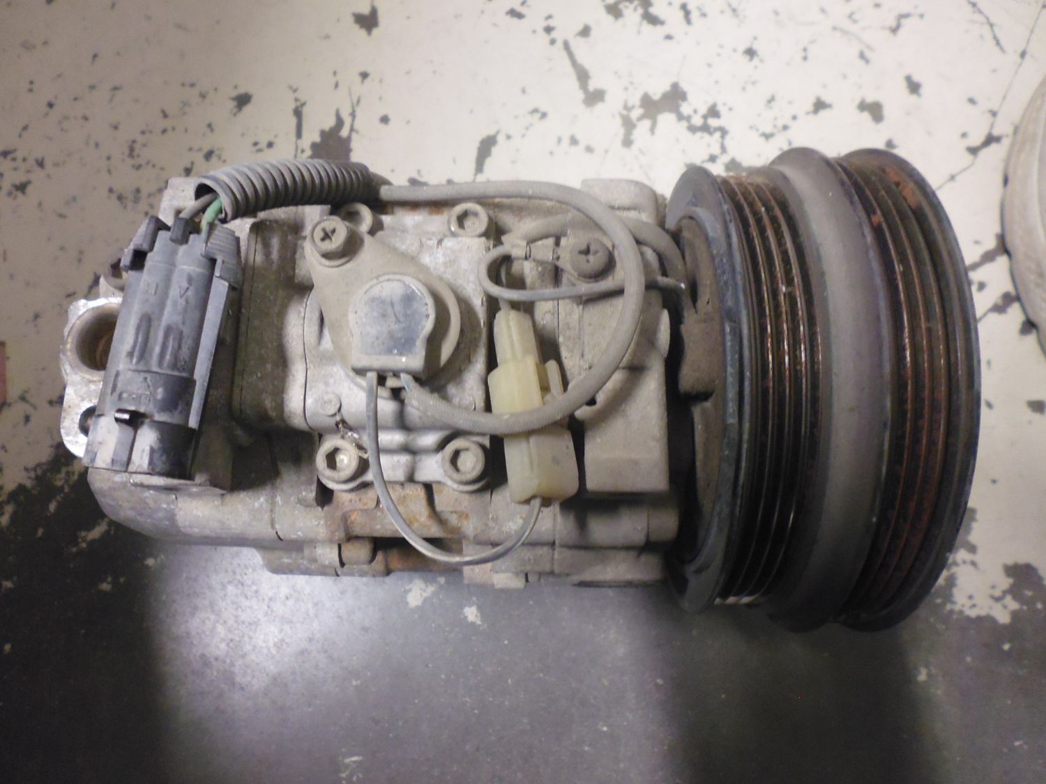 Compressore aria condizionata TV12EC 442500-2212 Fiat Punto 75 serie 176. Compressore aria condizionata TV12EC 442500-2212 Fiat Punto 75 serie 176.