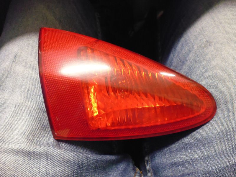 Faro fanale posteriore interno sinistro Alfa Romeo 147 del 2002.