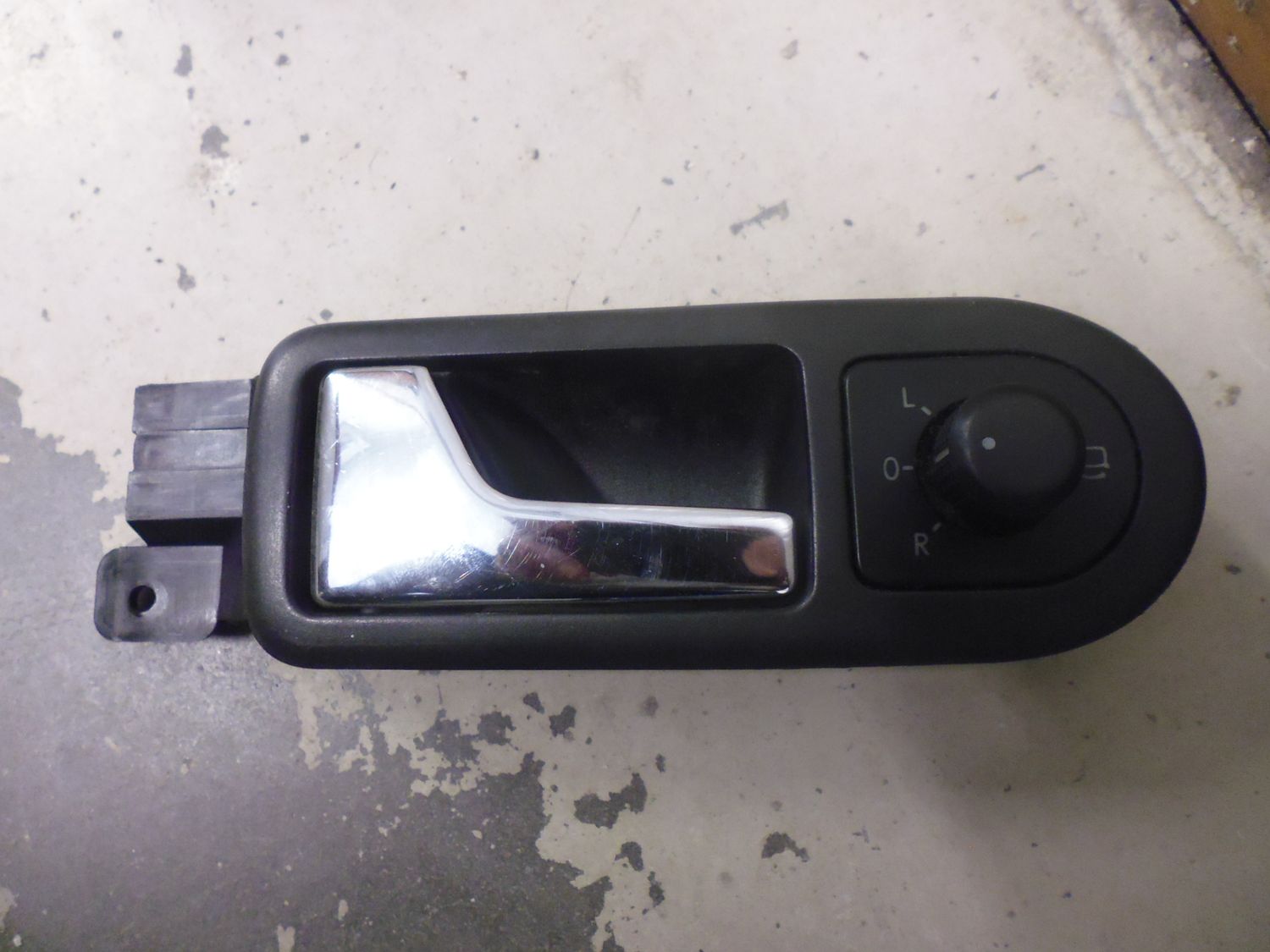Maniglia interna anteriore sinistra Volkswagen Golf 4. Maniglia interna anteriore sinistra Volkswagen Golf 4.
