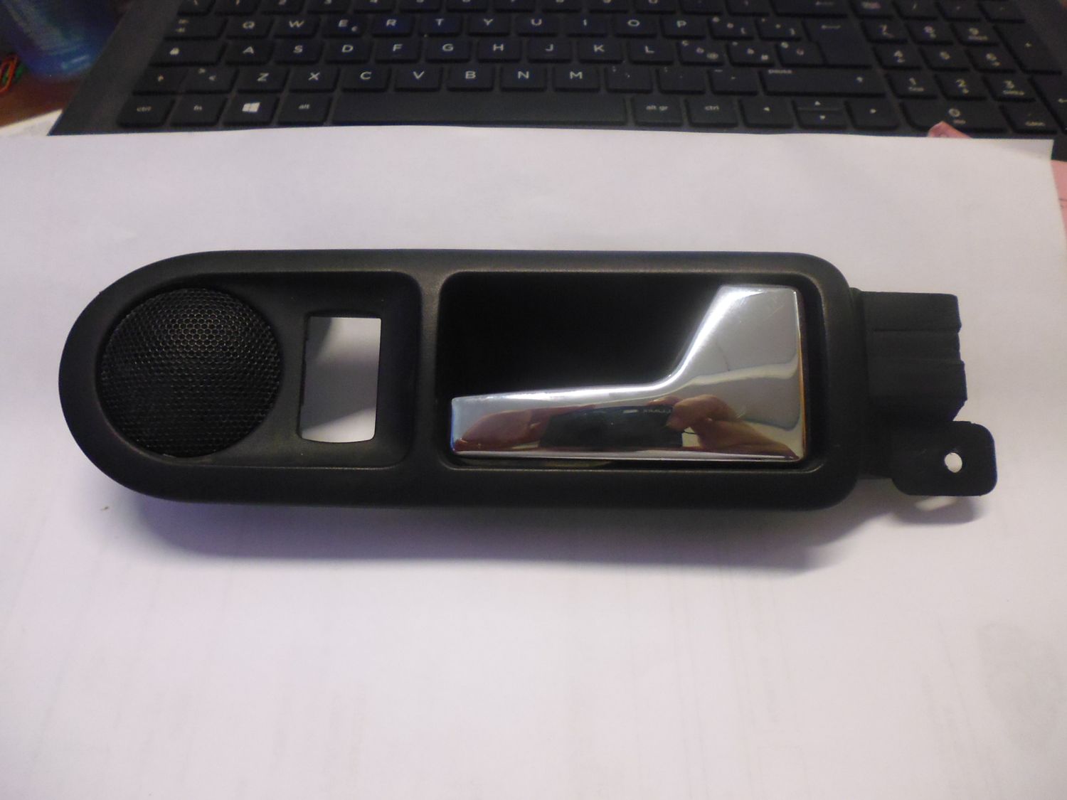 Maniglia interna posteriore sinistra Volkswagen Golf 4 codice 3B0839114. Usata. Maniglia interna posteriore sinistra Volkswagen Golf 4 codice 3B0839114. Usata.