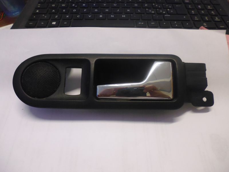 Maniglia interna posteriore sinistra Volkswagen Golf 4 codice 3B0839114. Usata.
