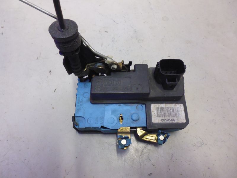 Serratura posta anteriore sinistra 8650544 Volvo V70 del 2002.