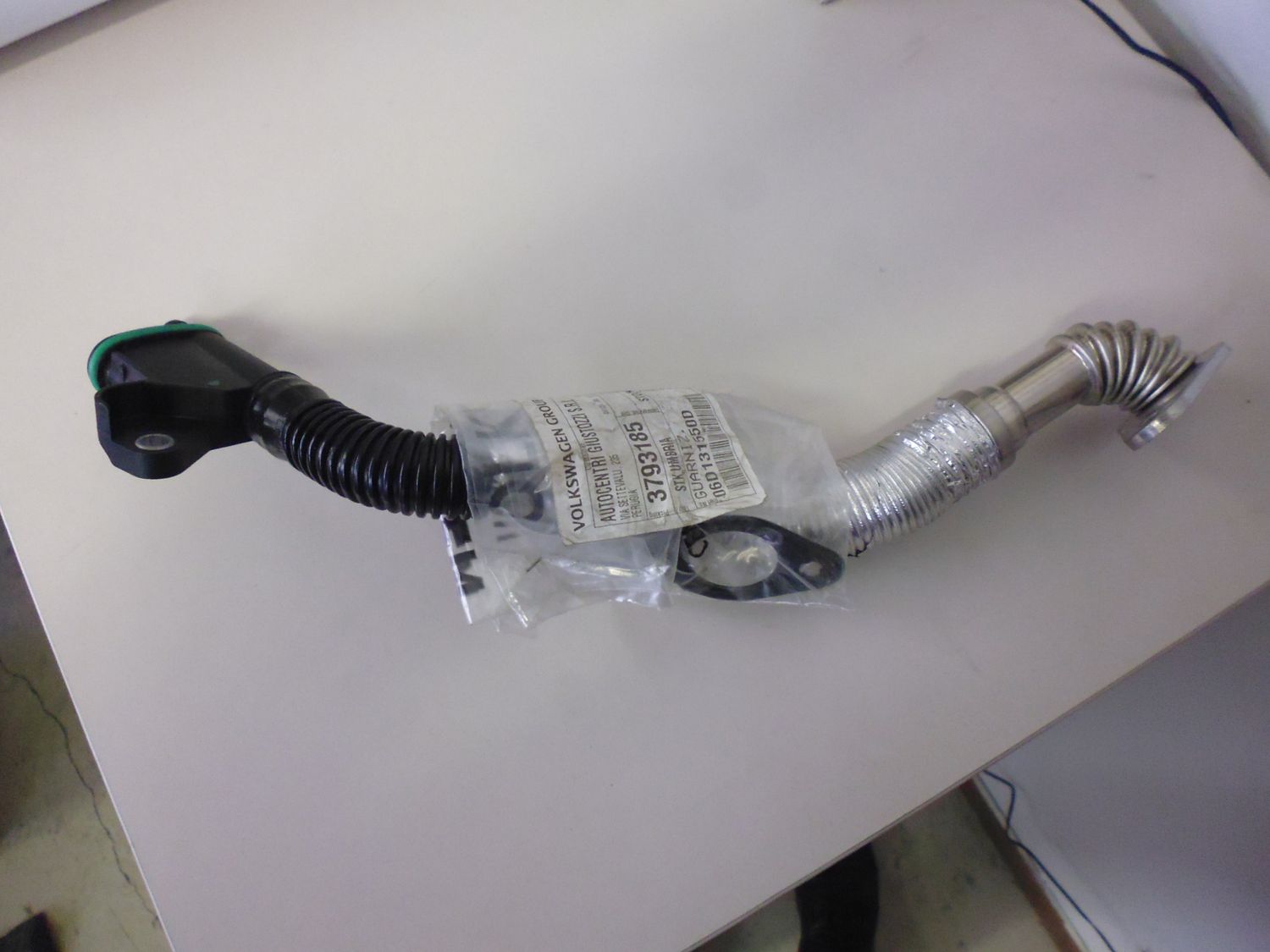 Tubo sfiato separatore olio Audi Volkswagen 06H103224A nuovo.