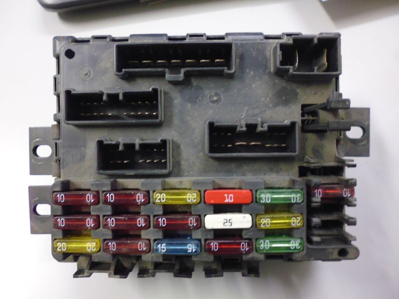 Scatola portafusibili 46517276 Fiat Multipla del 2002.